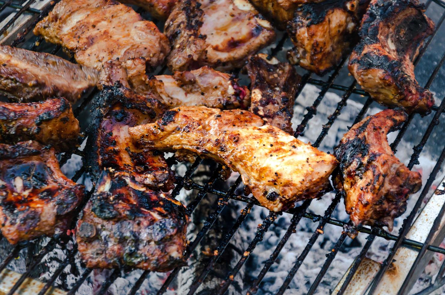 costillas cocinadas a la parrilla, carne de res al aire libre y barbacoa de cerdo foto