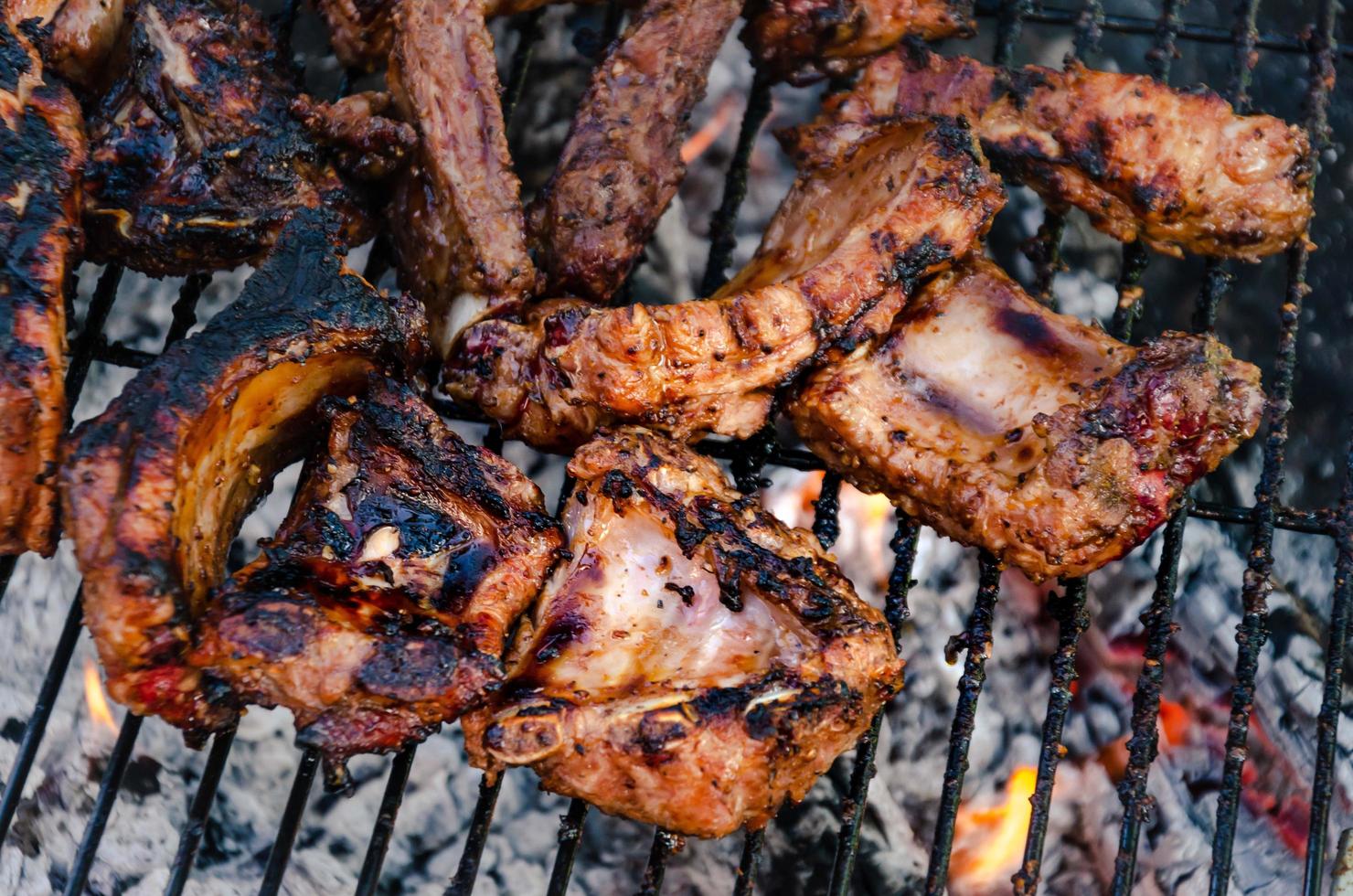 costillas cocinadas a la parrilla, carne de res al aire libre y barbacoa de cerdo foto