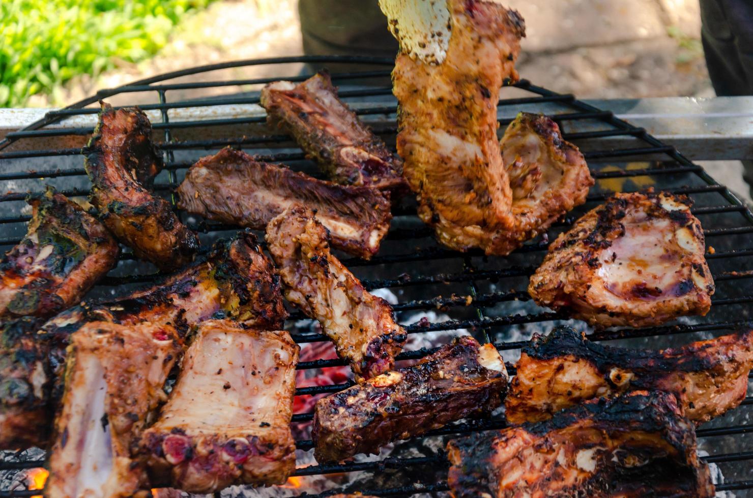 costillas cocinadas a la parrilla, carne de res al aire libre y barbacoa de cerdo foto