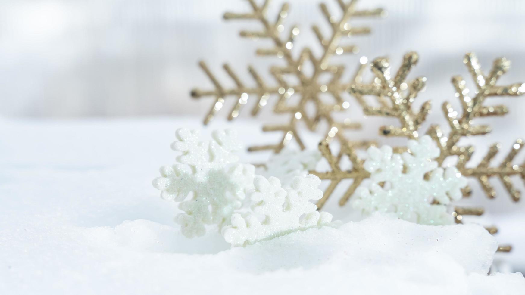 navidad de invierno - bolas de navidad con cinta en la nieve, concepto de vacaciones de invierno. bolas rojas de navidad, bolas doradas, decoraciones de pino y copos de nieve en el fondo de la nieve foto