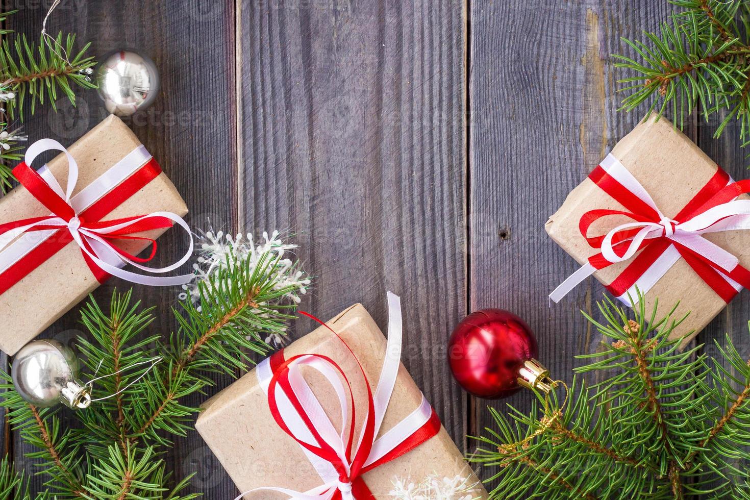 fondo de navidad con abeto y decoraciones y cajas de regalo en tablero de madera foto