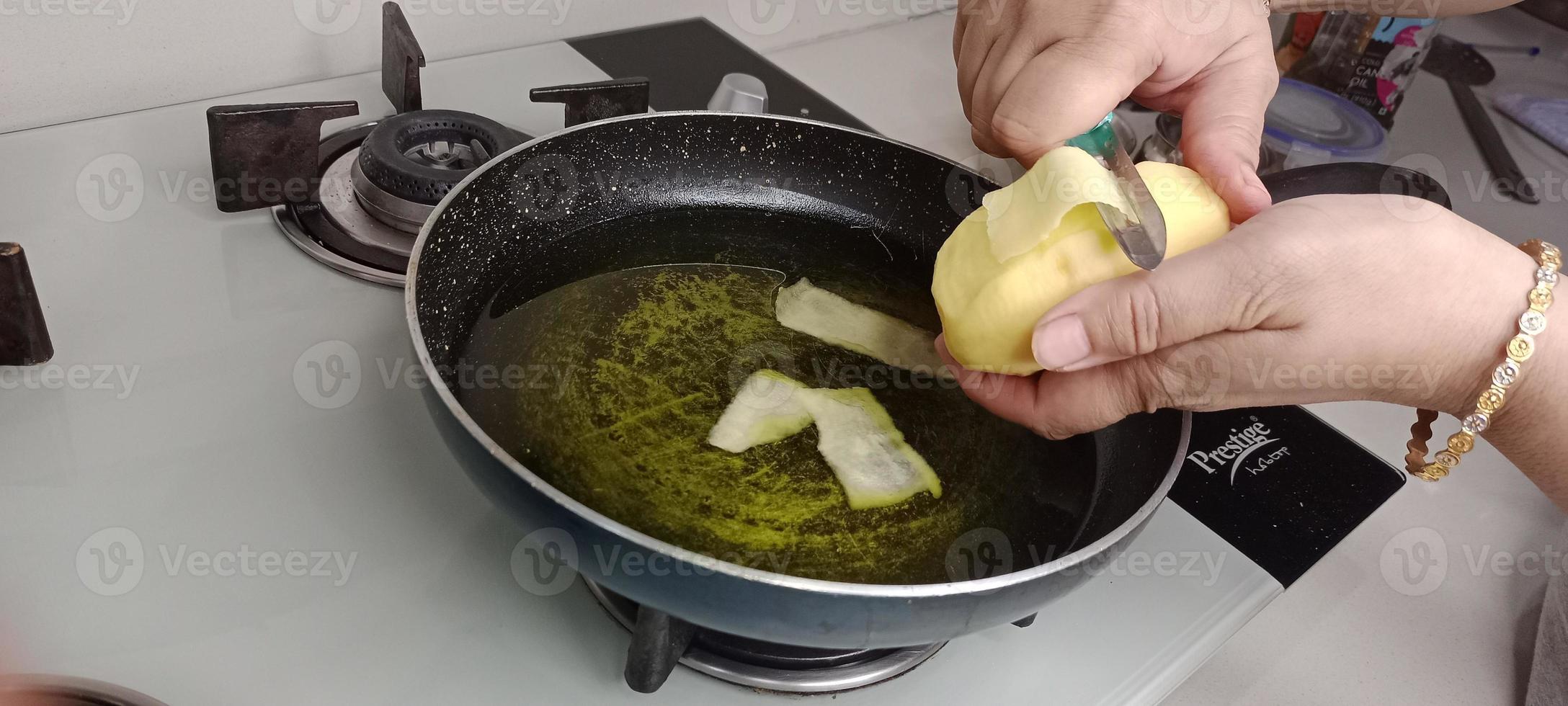 cáscaras de patata en aceite para el proceso de elaboración de patatas fritas, patatas fritas aalu foto