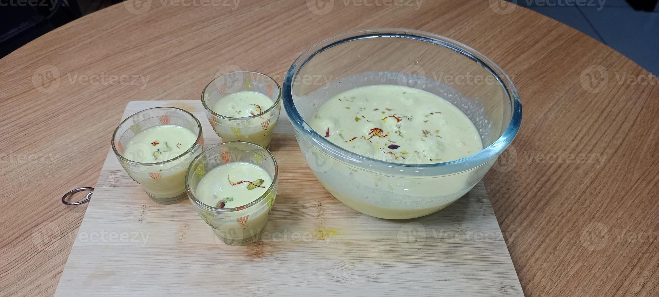 rasmalai, rossomalai, roshmolai, rasamalei es un postre indio muy popular. es un plato similar a la rasgulla. es un dulce manjar hecho con requesón indio o chenna foto