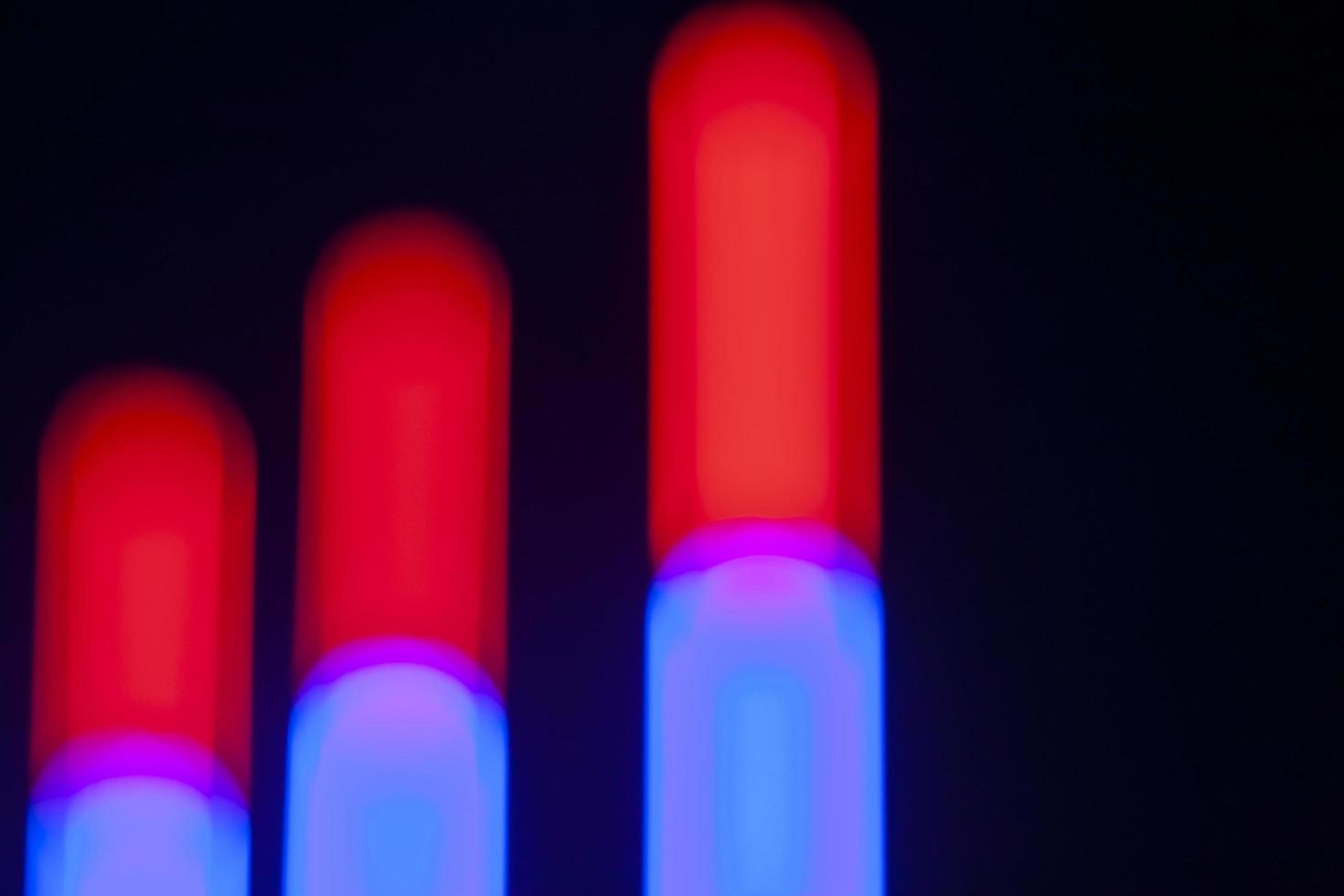 borrosa de coloridas luces decorativas cilíndricas en la noche. foto