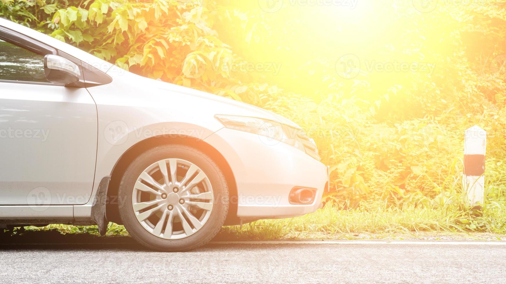 la escena de la imagen detrás del coche y la luz del sol foto