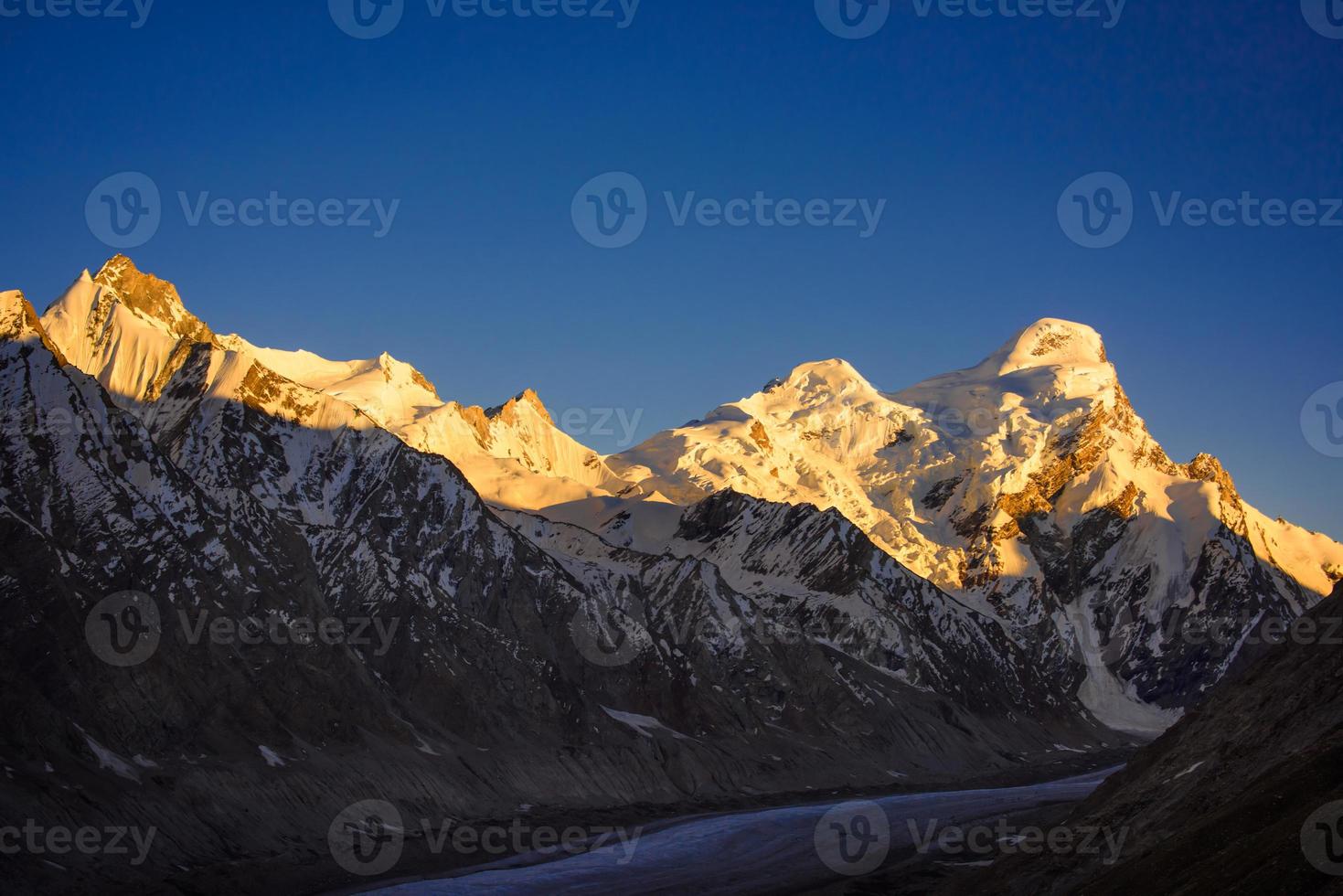 cubierta de nieve en la cima de la montaña del Himalaya, al norte de la India foto