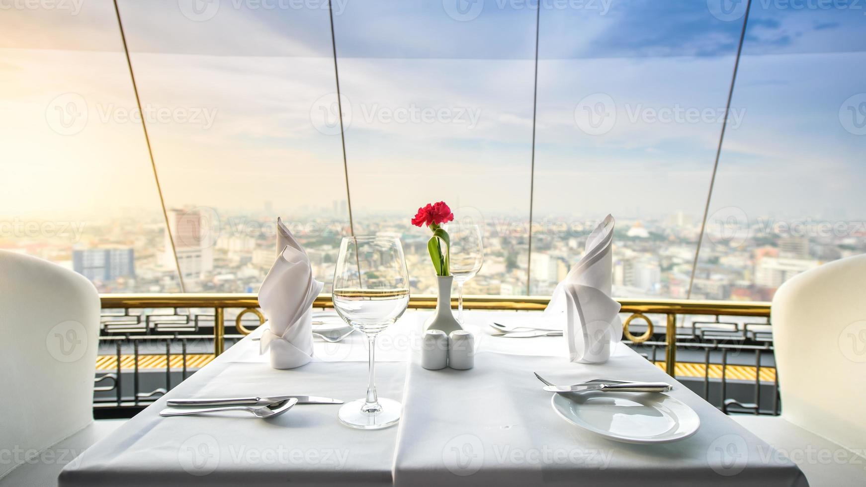 juego de vasos vacíos en un restaurante y vista de la ciudad foto