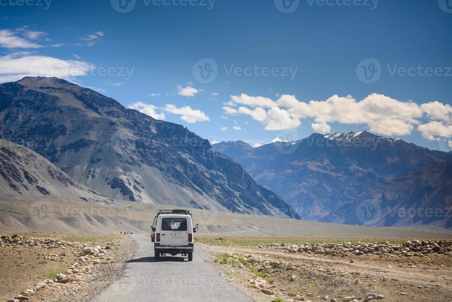 cachemira, india - 15 de julio turista en coche en el camino a la montaña nevada el 15 de julio de 2015 en cachemira, india foto