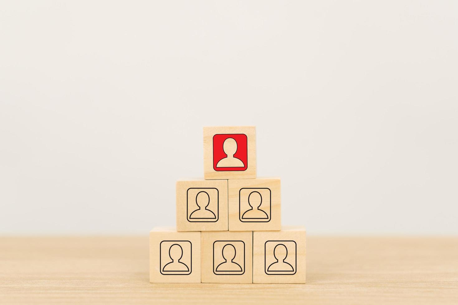 bloque de cubo de madera y concepto de líder de equipo empresarial foto