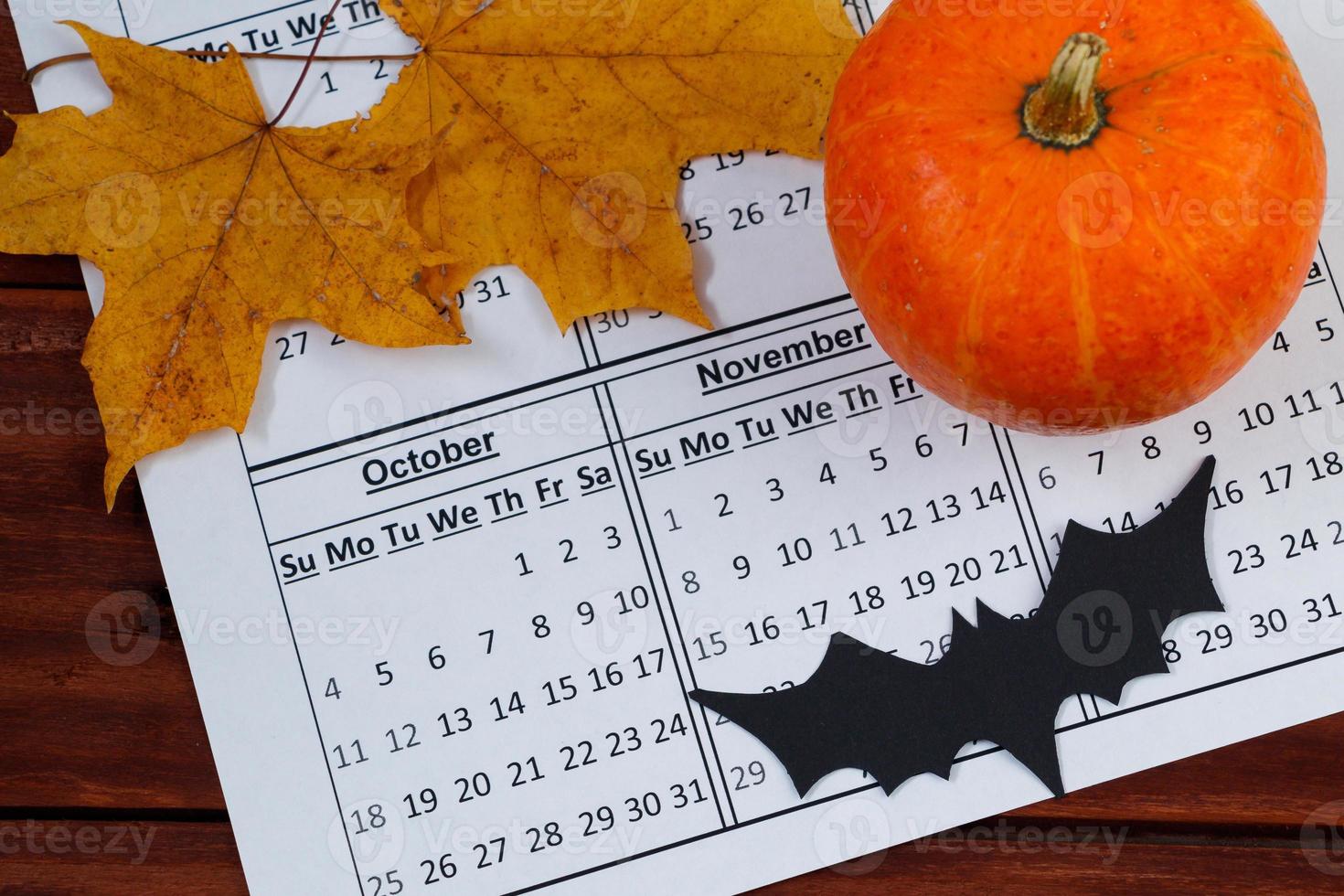 Halloween llegará pronto, calendario de octubre y calabaza. foto