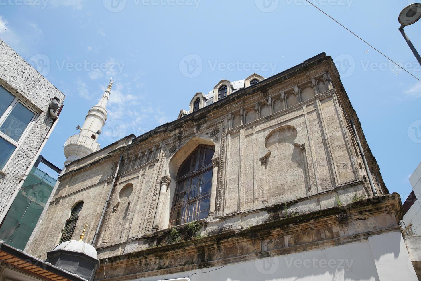 mezquita hidayet en el distrito de eminonu, estambul, turkiye foto