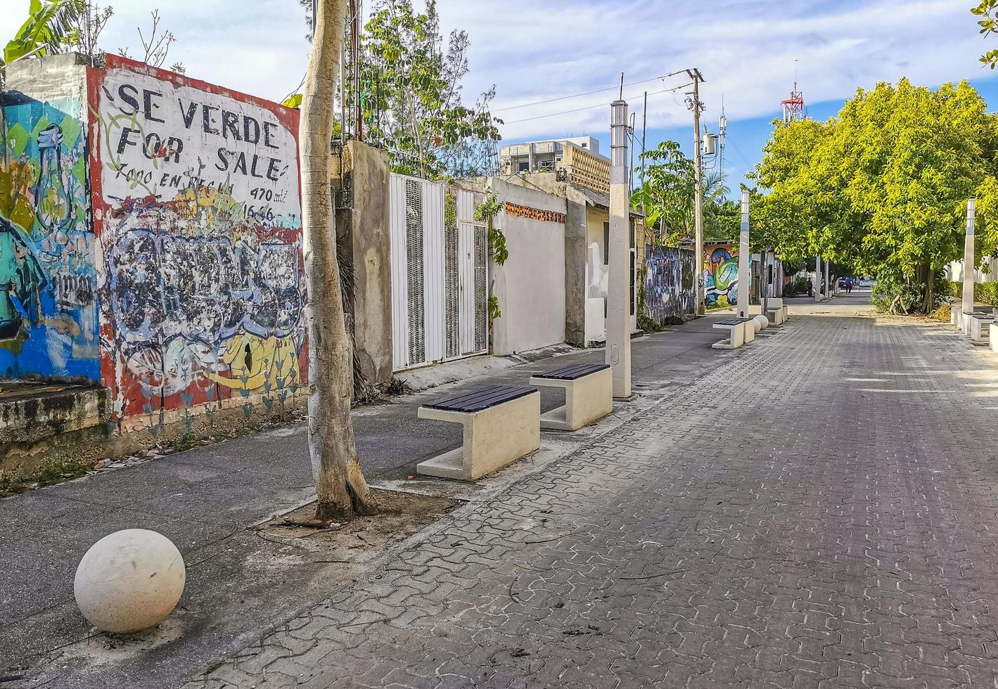 playa del carmen quintana roo mexico 2022 tipica calle peatonal paisaje urbano pinturas murales playa del carmen mexico. foto