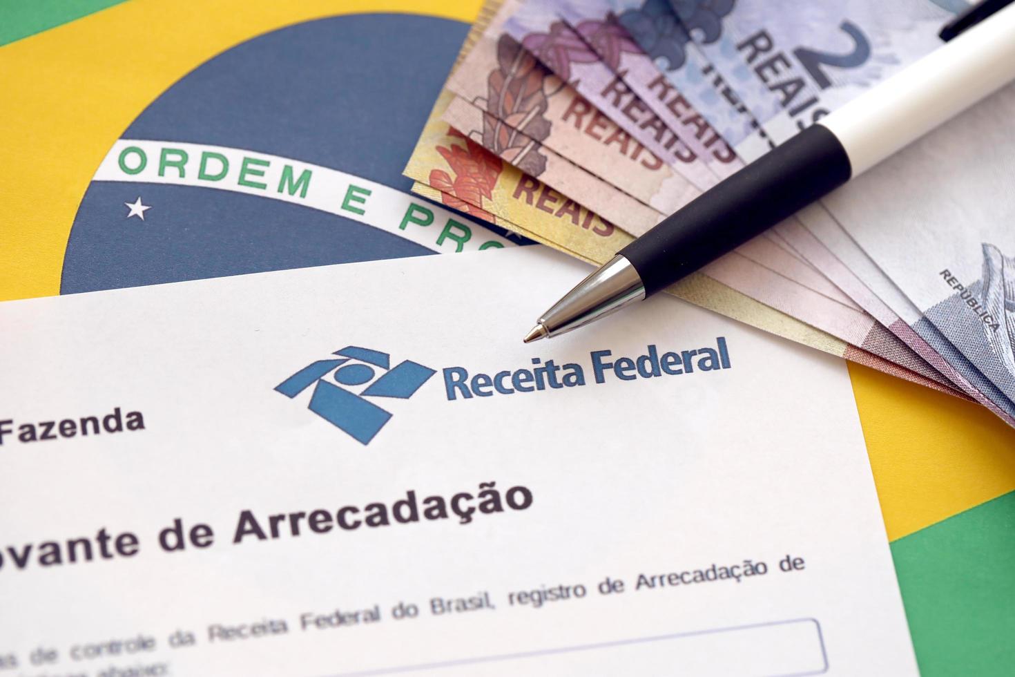 ternopil, ucrania - 20 de mayo de 2022 comprovante de arrecadacao - informe de prueba de recolección con el logotipo federal de la receita brasileña. receita federal es la agencia de servicios de ingresos federales de brasil foto