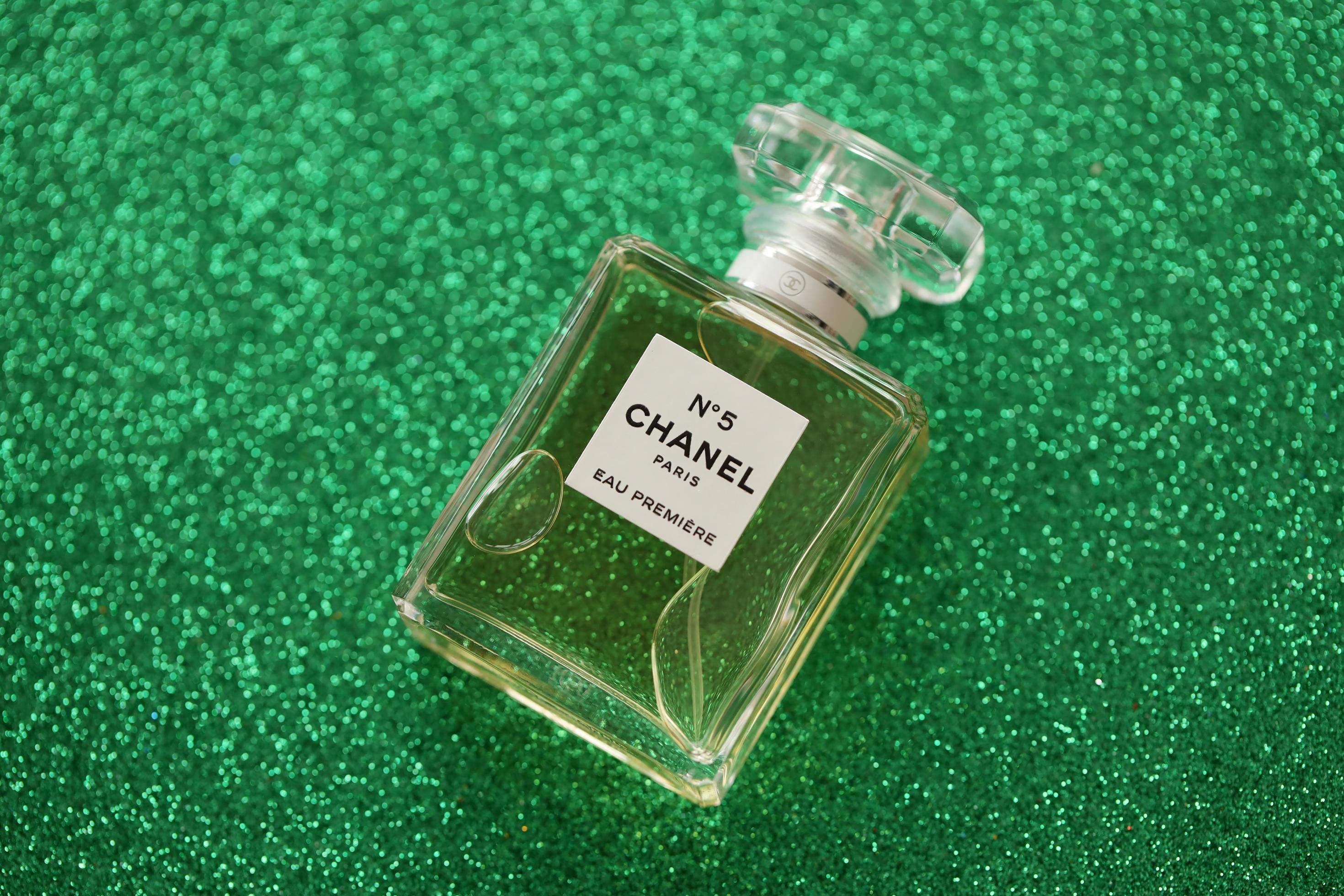 TERNOPIL, UKRAINE - SEPTEMBER 2, 2022 Chanel Number 5 Eau Premiere  worldwide famous french perfume bottle on shiny glitter background in green  colors 11838002 Stock Photo at Vecteezy
