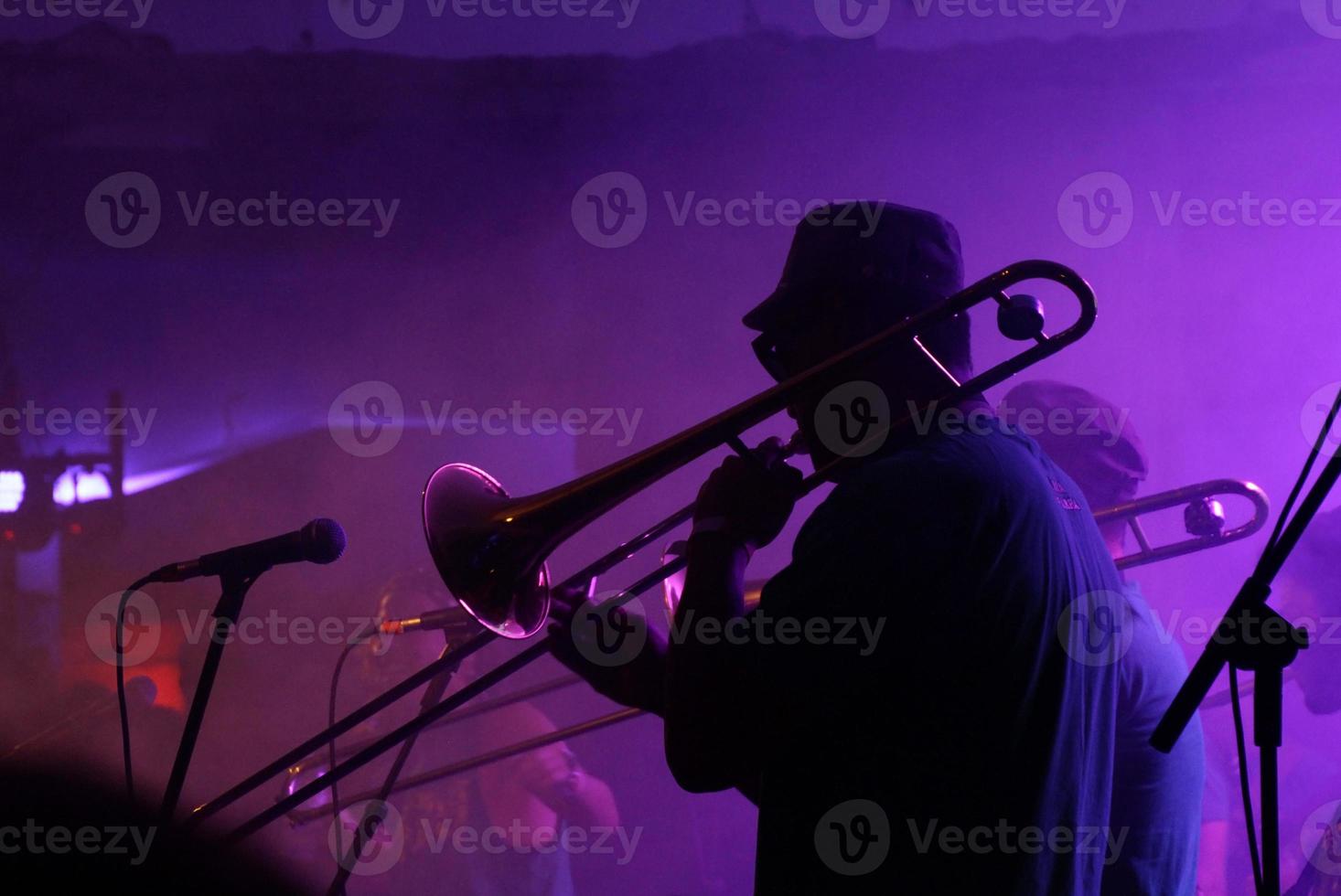 silueta de un músico de jazz en un bar en el escenario foto