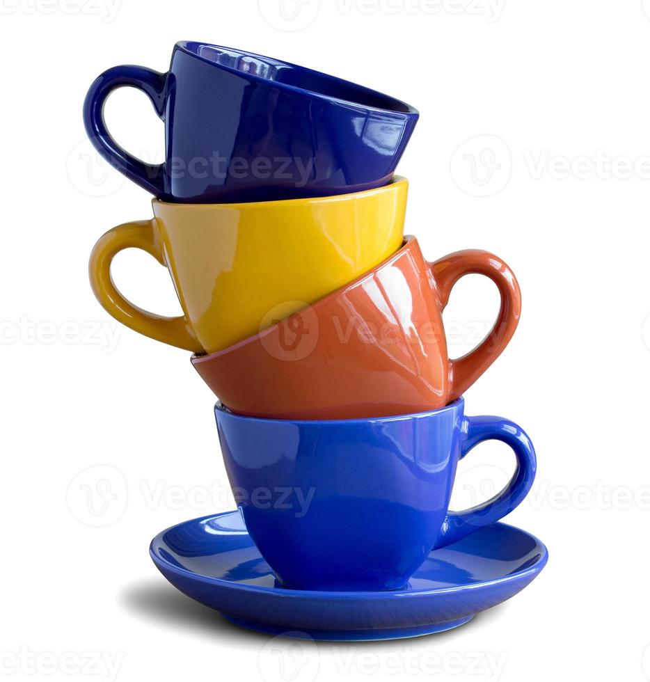 pila de tazas de café coloridas aisladas en blanco foto