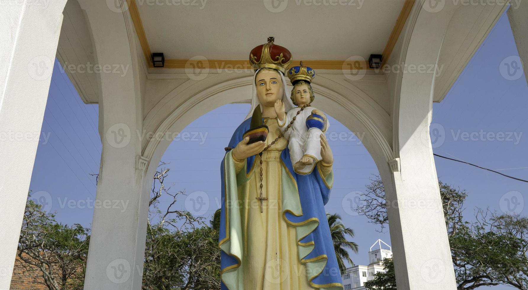 cerca de la iglesia cristiana foto