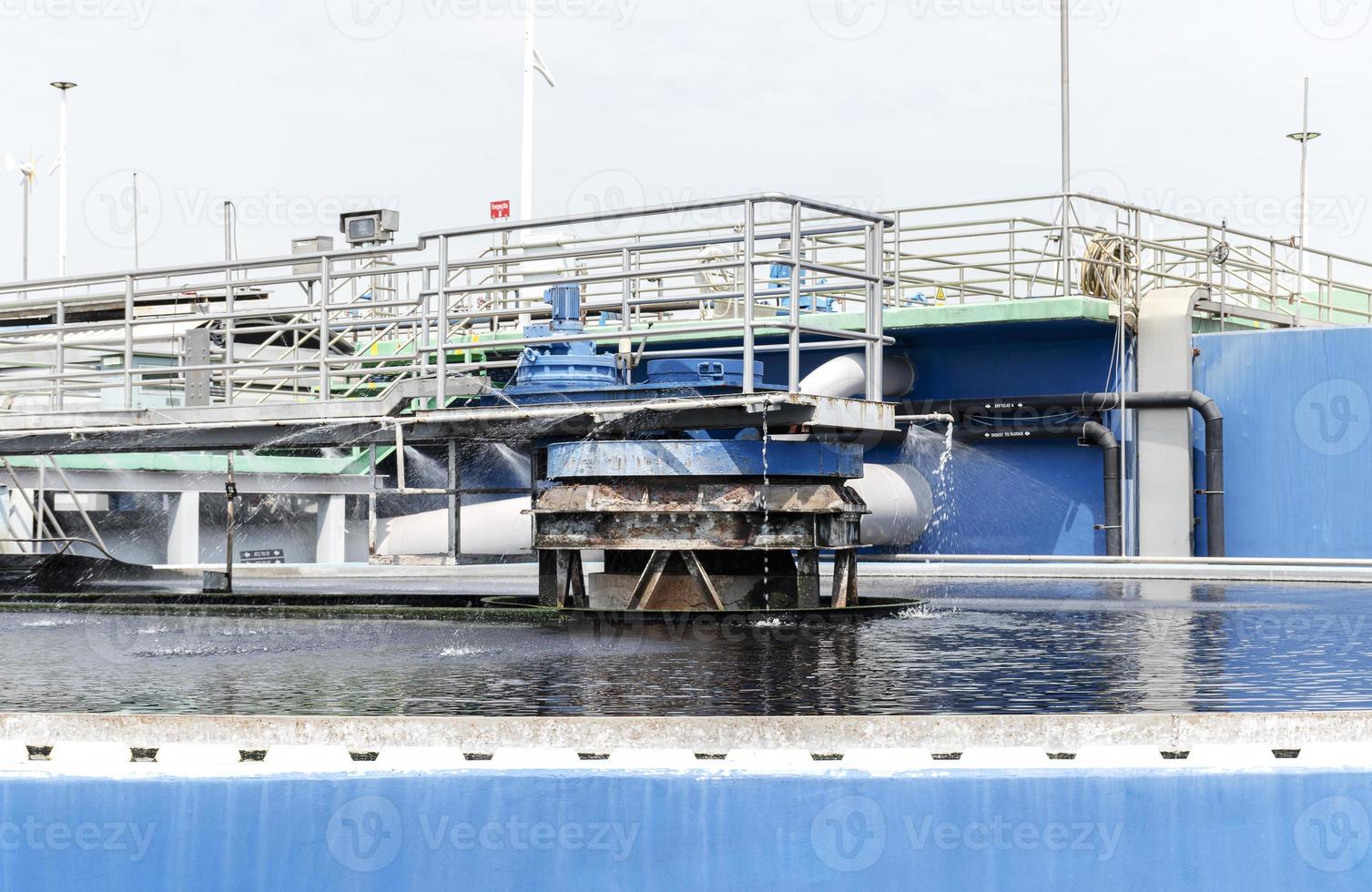 balsas de tratamiento de aguas residuales de plantas industriales foto