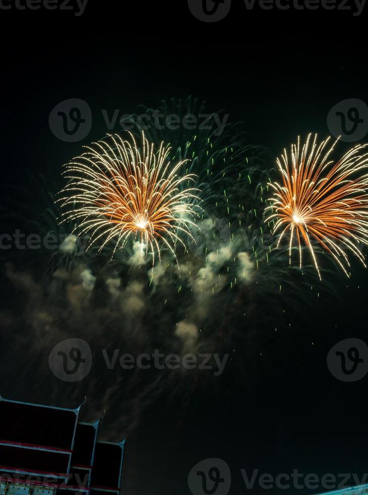 celebración de fuegos artificiales en el cielo oscuro foto