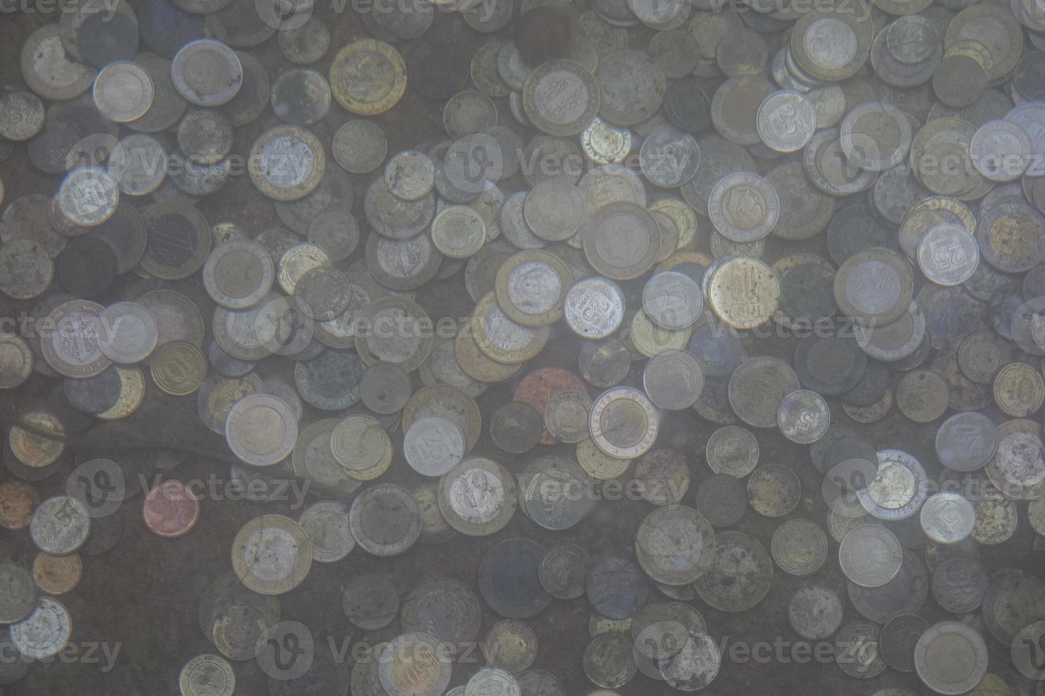 monedas arrojadas al estanque de los deseos foto