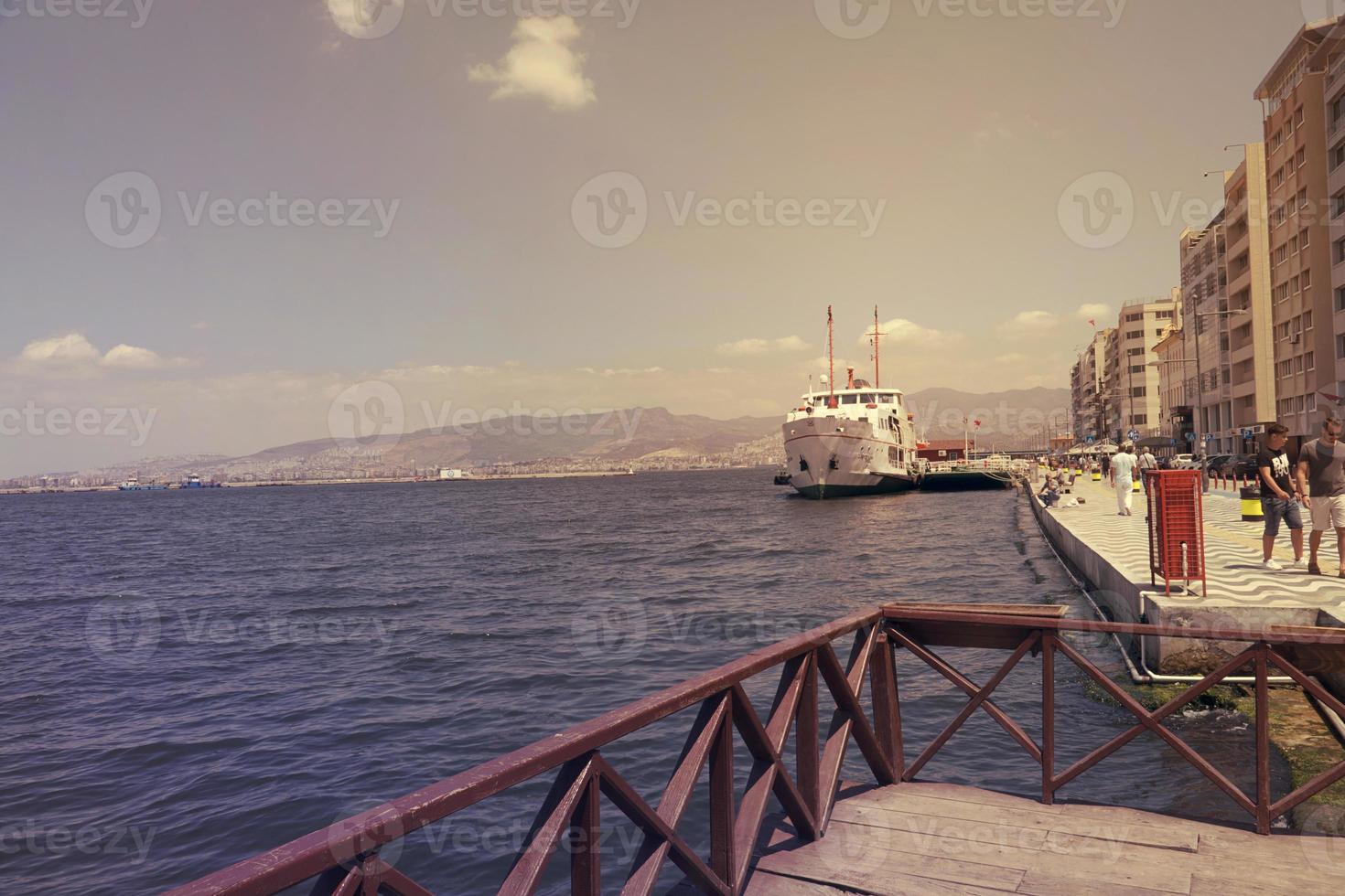 muelle, golfo de izmir y paisaje foto