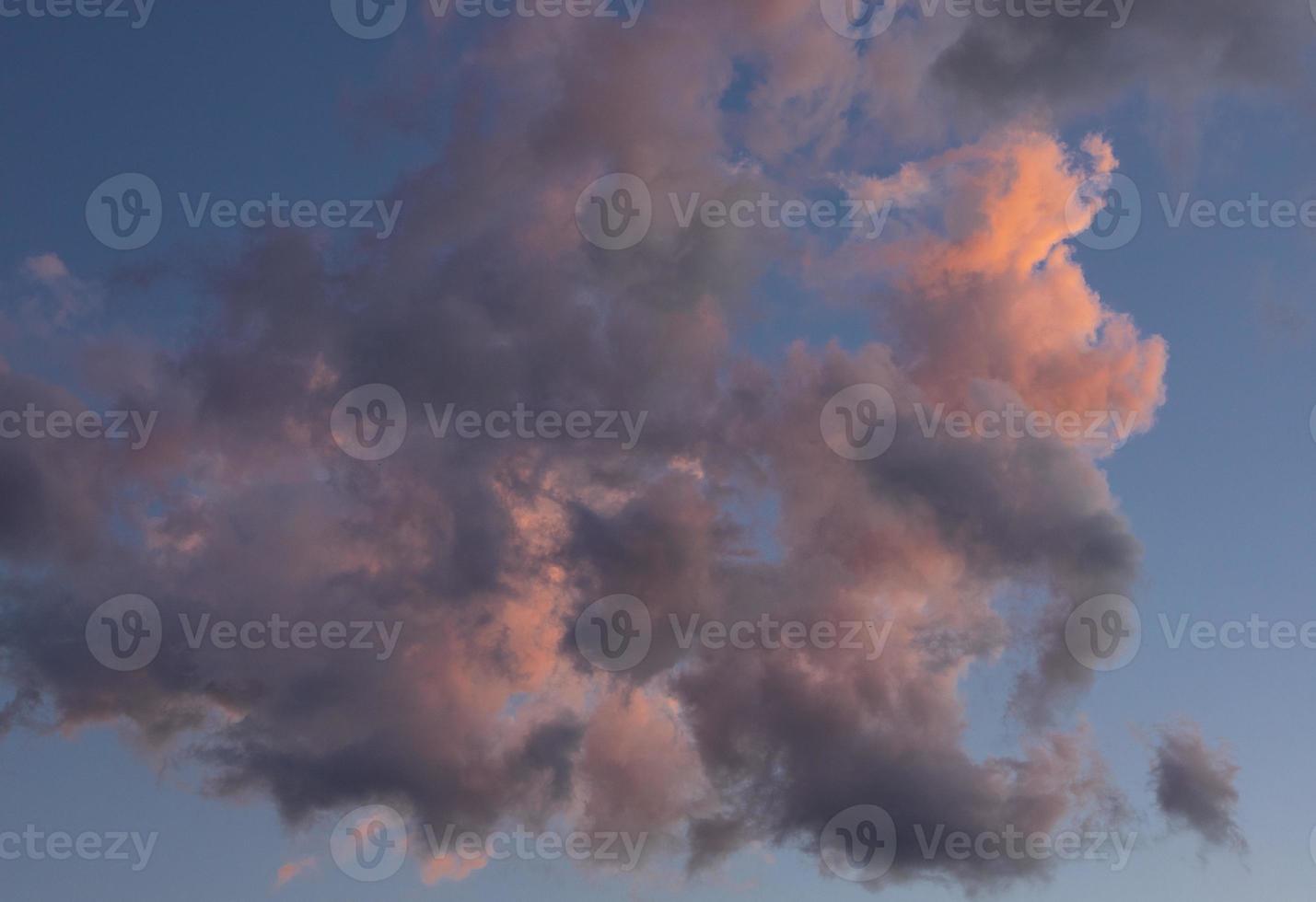 paisaje de nubes. nubes de cúmulos de verano rosas y marrones en un cielo azul durante la puesta de sol. fondo de pantalla. antecedentes. foto