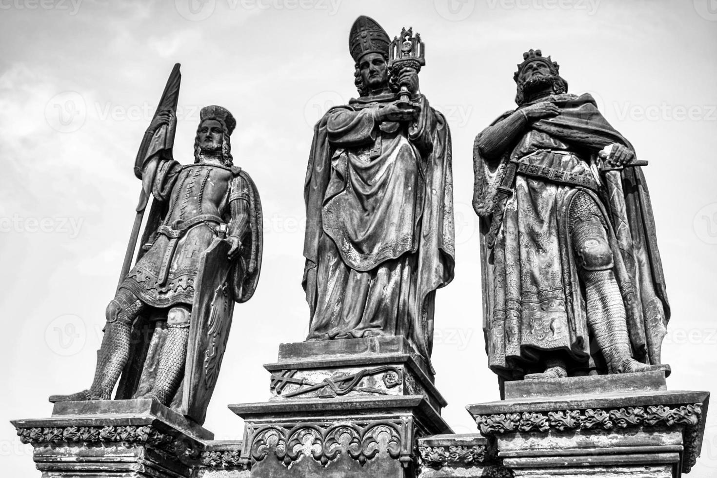 vista de cerca de las estatuas en el puente de carlos en praga, república checa foto