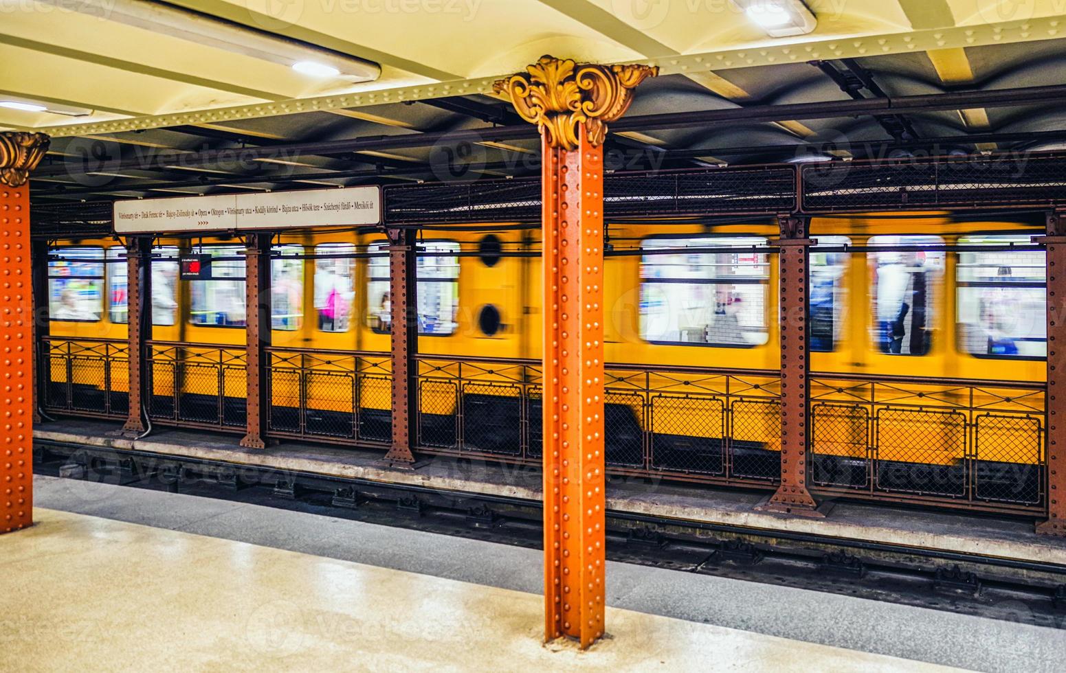 tren amarillo en el metro de budapest, hungría foto