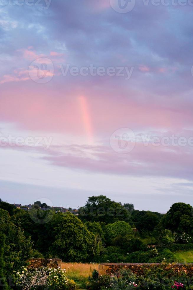 rayo de sol rosa al atardecer en bretaña foto