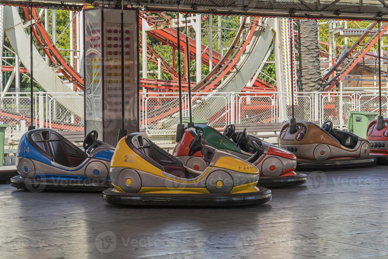 autos chocadores en un parque divertido foto