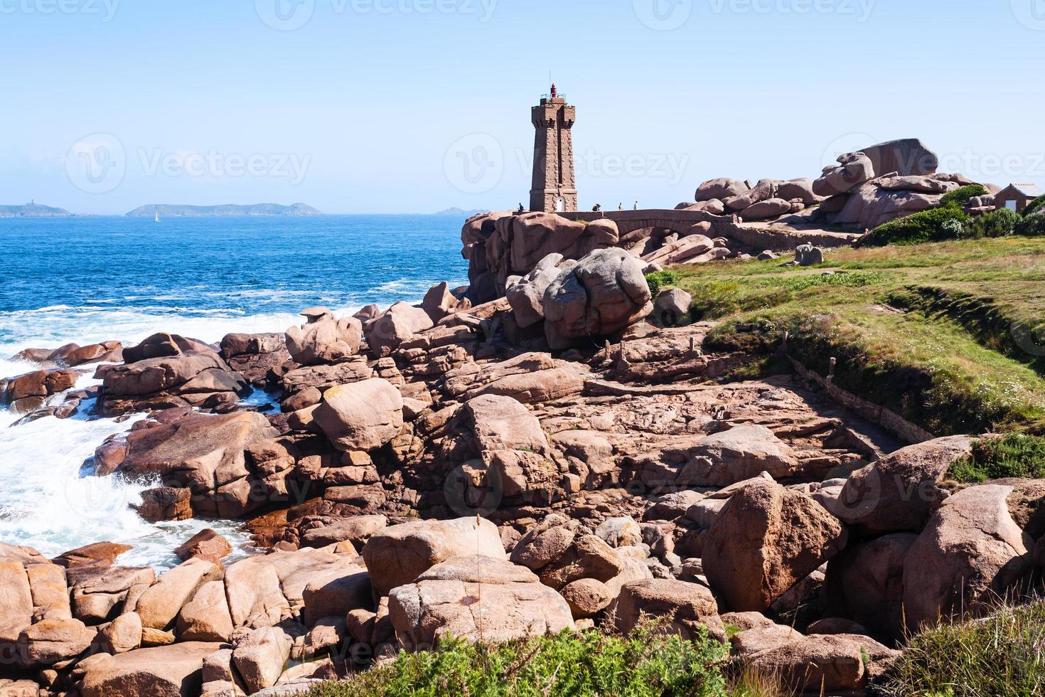 Mean Ruz lighthouse in Ploumanach site photo