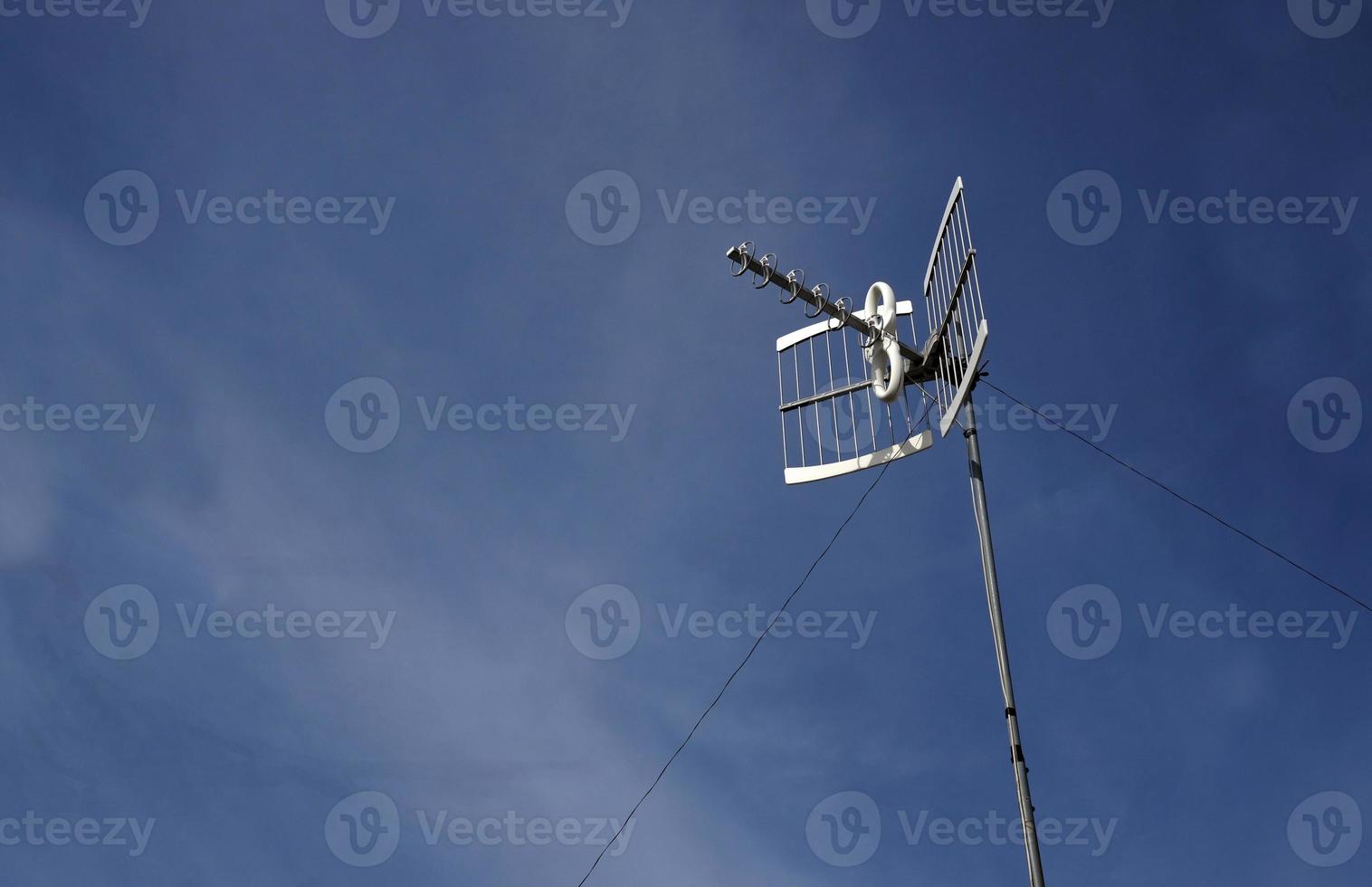 antena contra un cielo azul foto