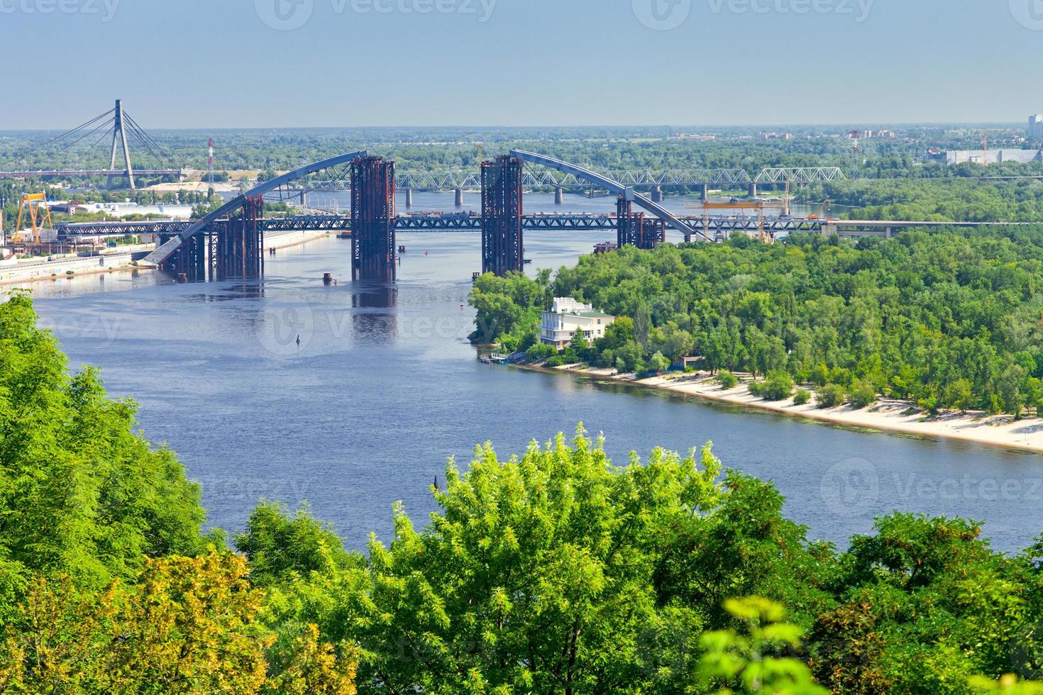 panorama de kiev con puente sobre el río dnieper foto