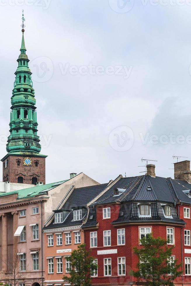 torre y casas urbanas en la ciudad de copenhague foto