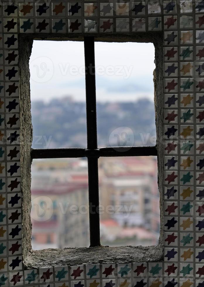 con vistas a nápoles, italia, desde una ventana en el castillo de sant elmo foto