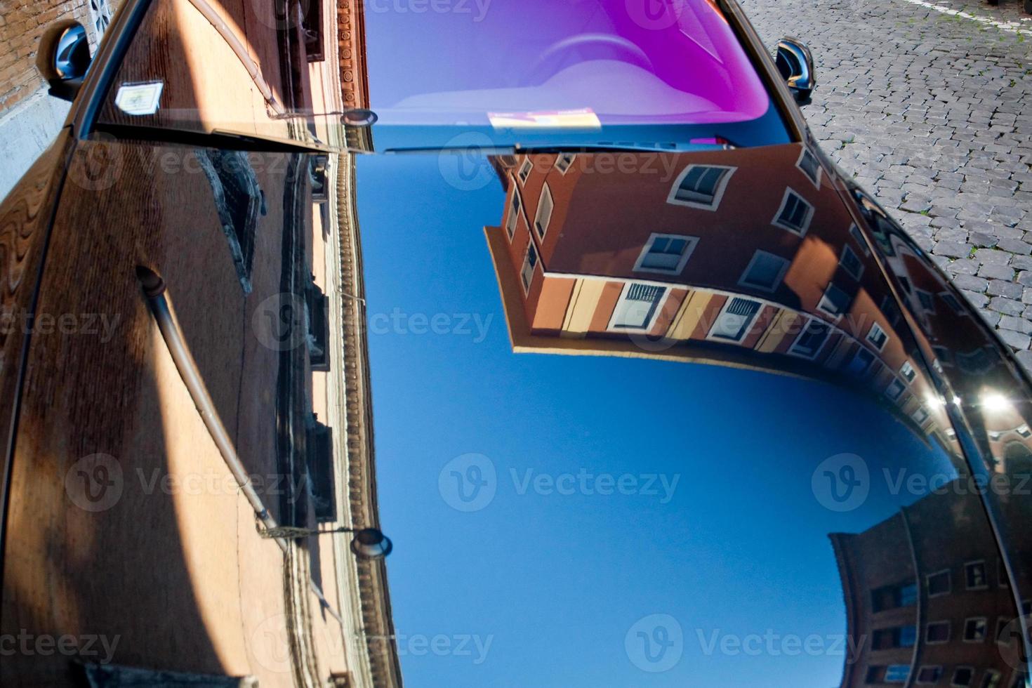 reflejo en el capó del coche pulido negro foto