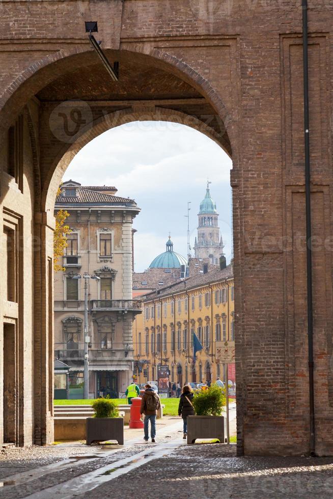 vista de la catedral a través del arco de la piazza della pilotta, en parma foto