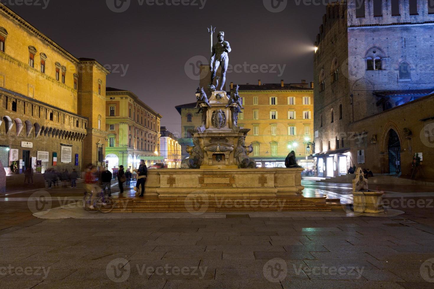 panorama de piazza del nettuno en bolonia por la noche foto