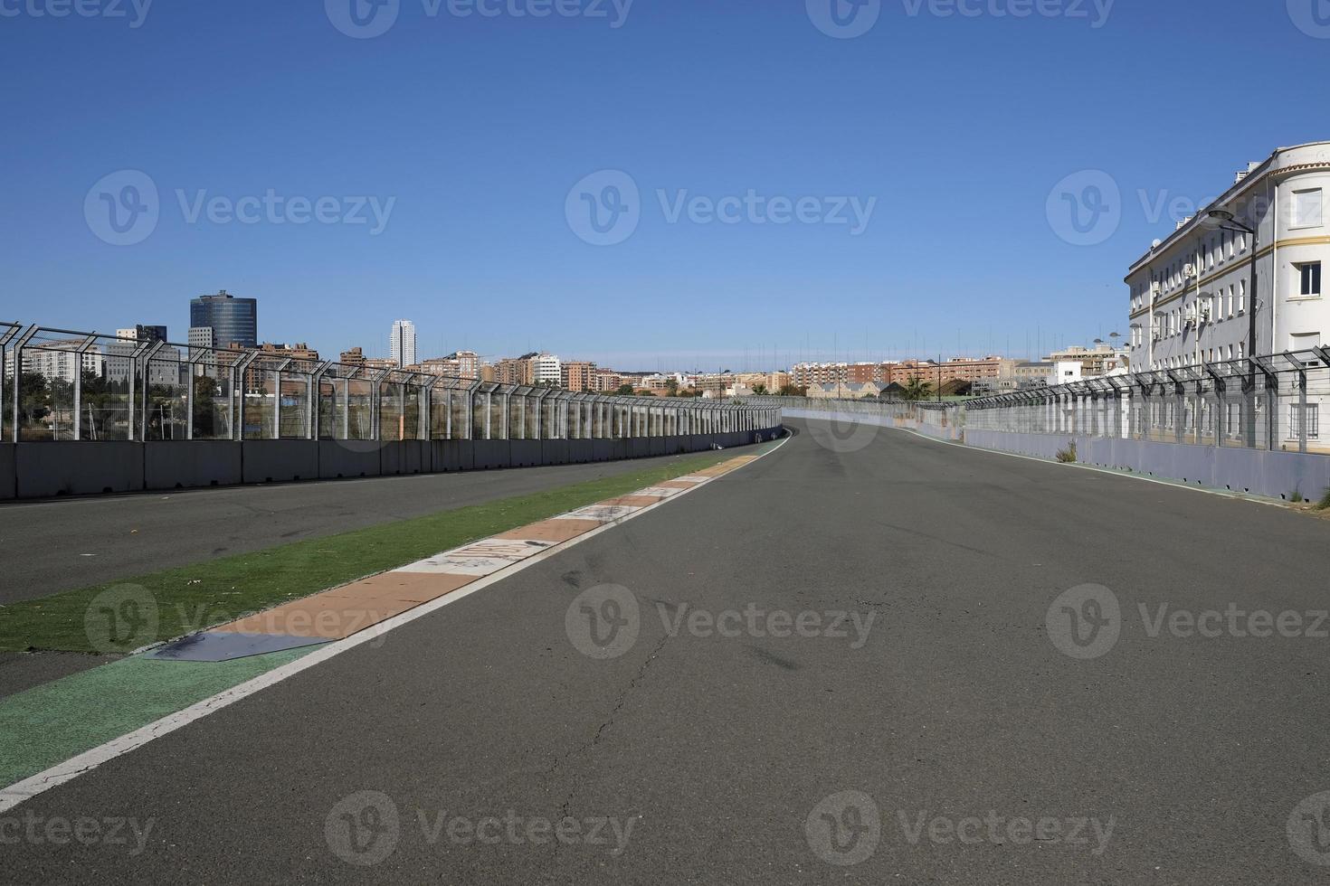 pista de carreras abandonada en valencia, españa, en un día soleado. foto