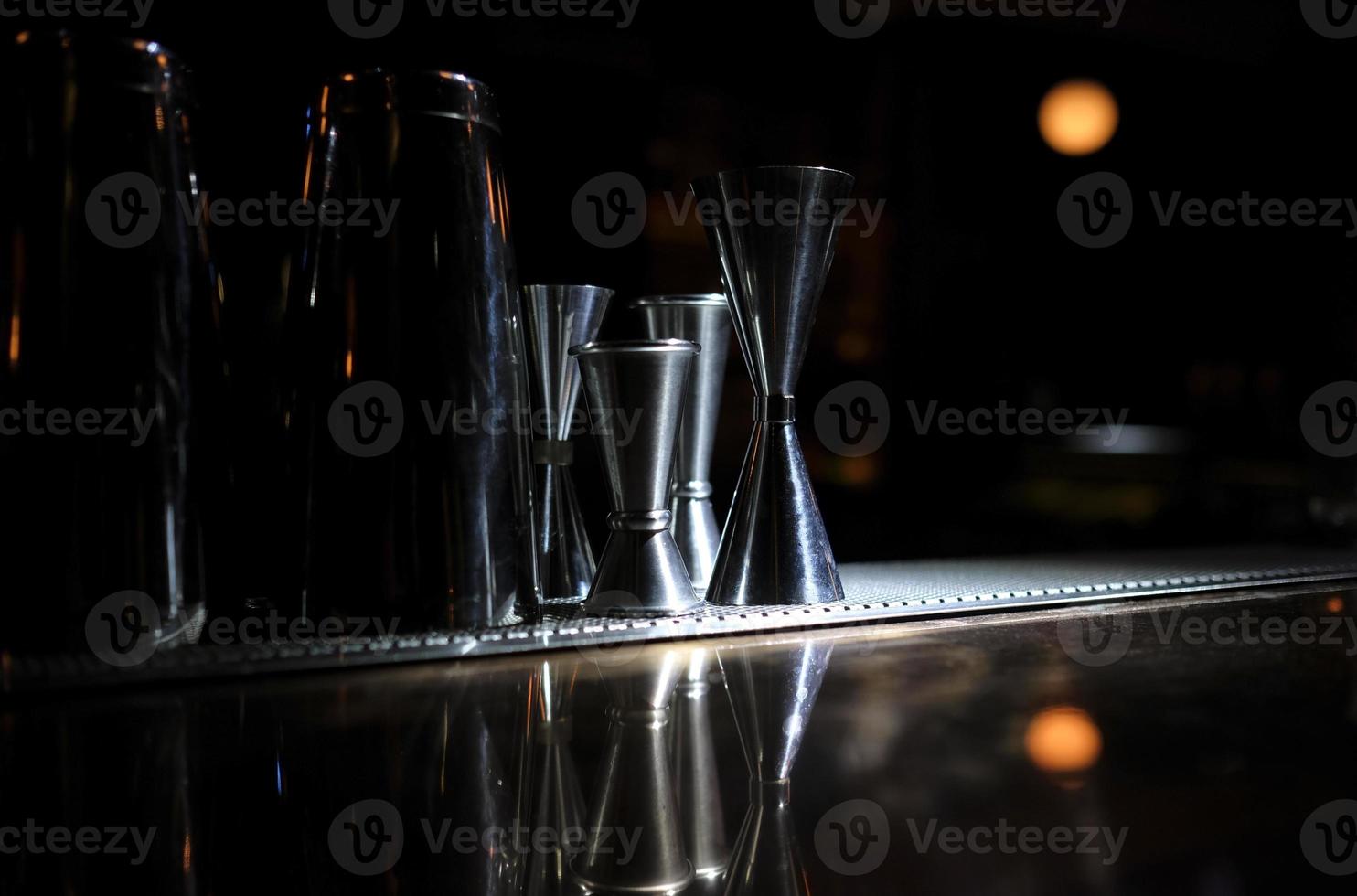 equipo de camarero en el centro de atención de un bar de cócteles foto