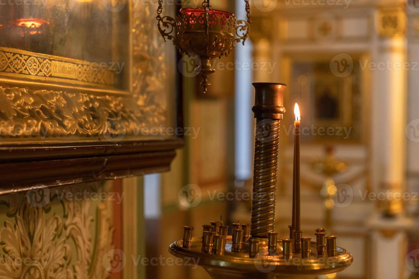 Iglesia Ortodoxa. cristiandad. decoración interior festiva con velas encendidas e icono en la iglesia ortodoxa tradicional en vísperas de pascua o navidad. religión fe orar símbolo. foto