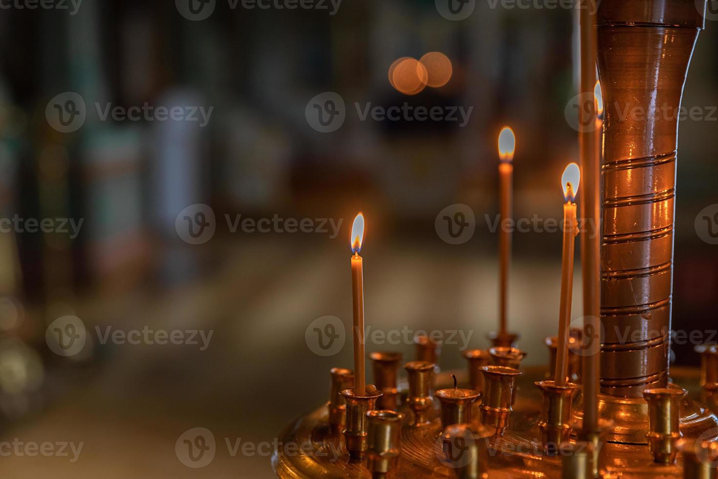 Iglesia Ortodoxa. cristiandad. decoración interior festiva con velas encendidas e icono en la iglesia ortodoxa tradicional en vísperas de pascua o navidad. religión fe orar símbolo. foto