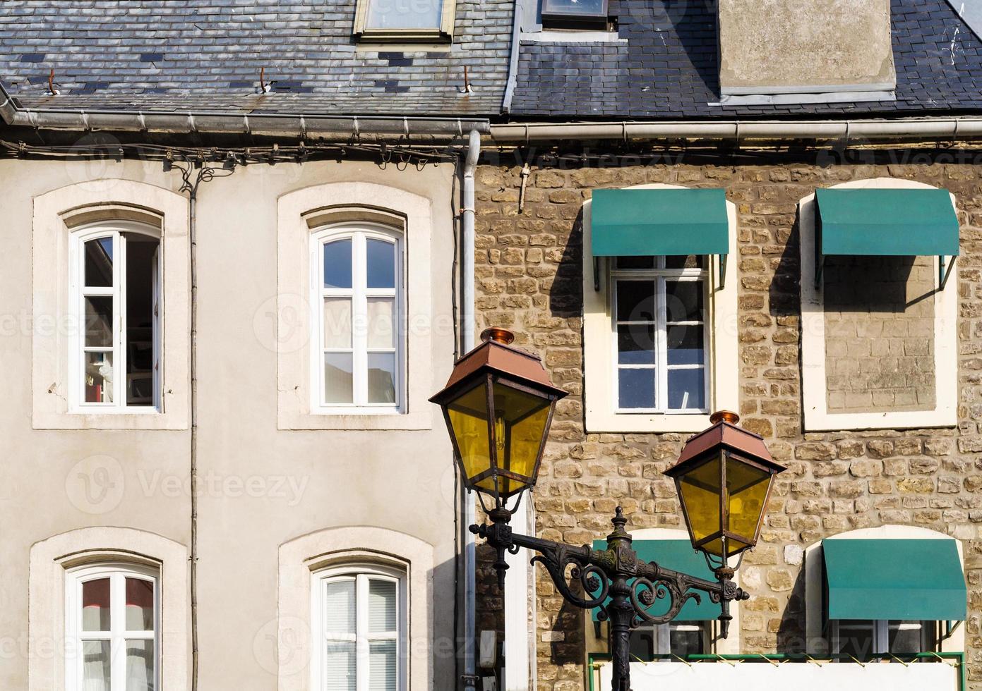 fachadas de casas urbanas en la ciudad de bologne-sur-mer foto