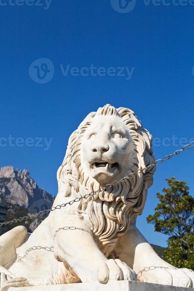 león medici cerca del palacio alupka y la roca ai-petri foto