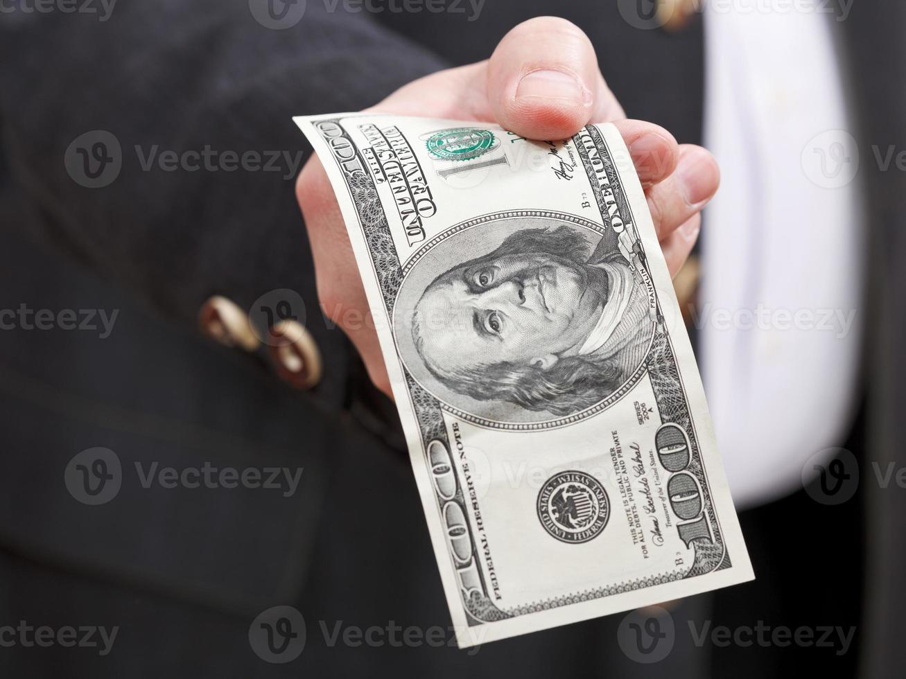 vista frontal del billete de 100 dólares en la mano foto