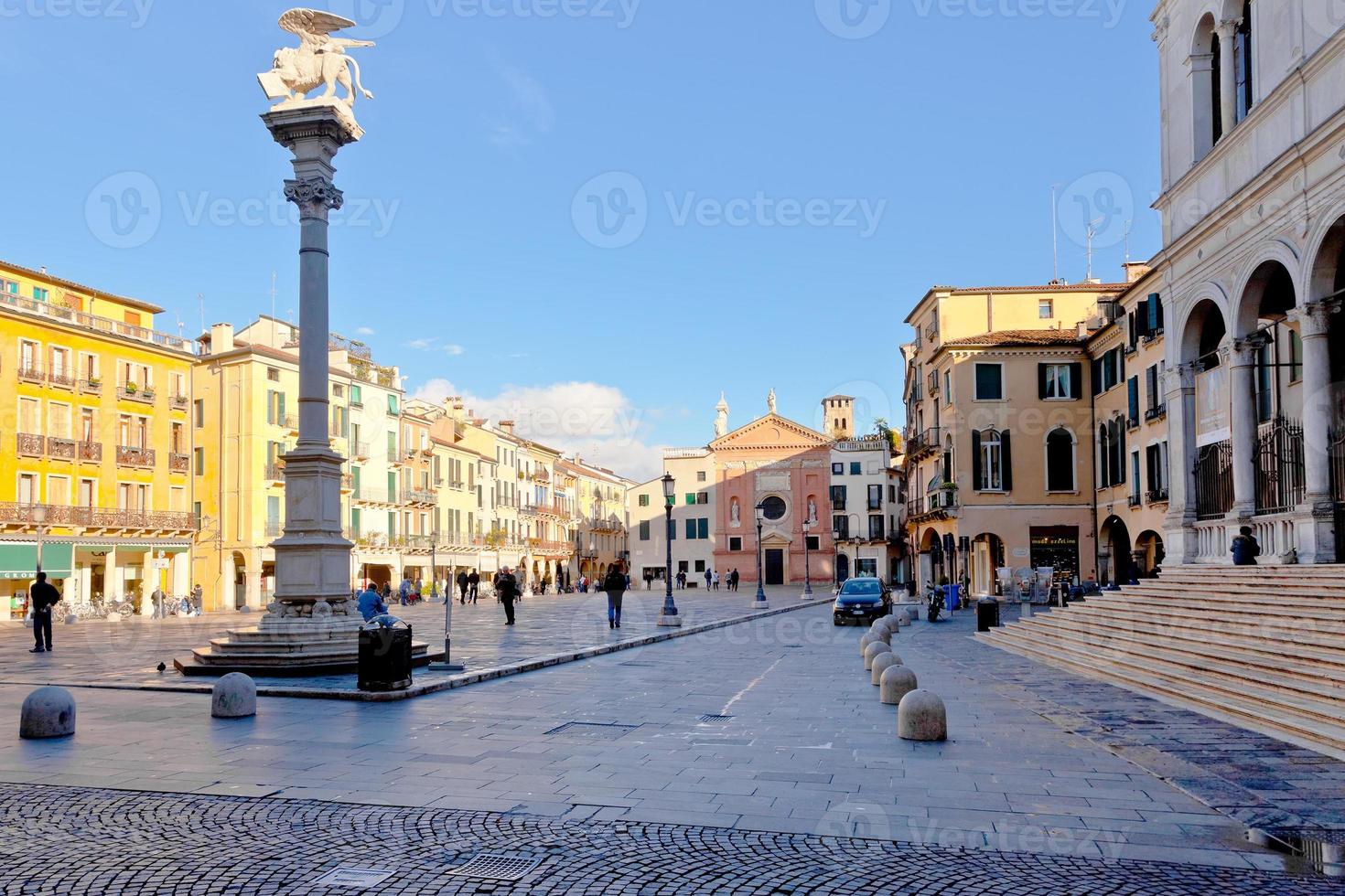 piazza dei signori e iglesia de san clemente en padua foto