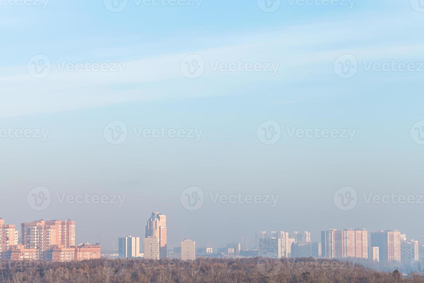 frío amanecer sobre la ciudad en invierno foto