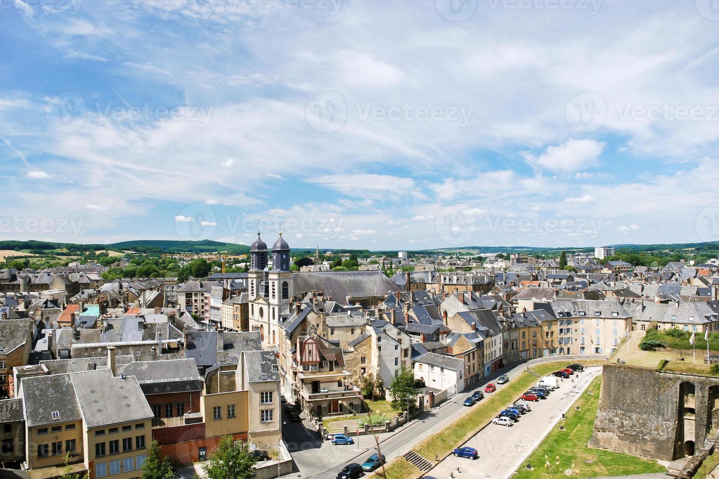 casas antiguas en la ciudad de sedan, francia foto