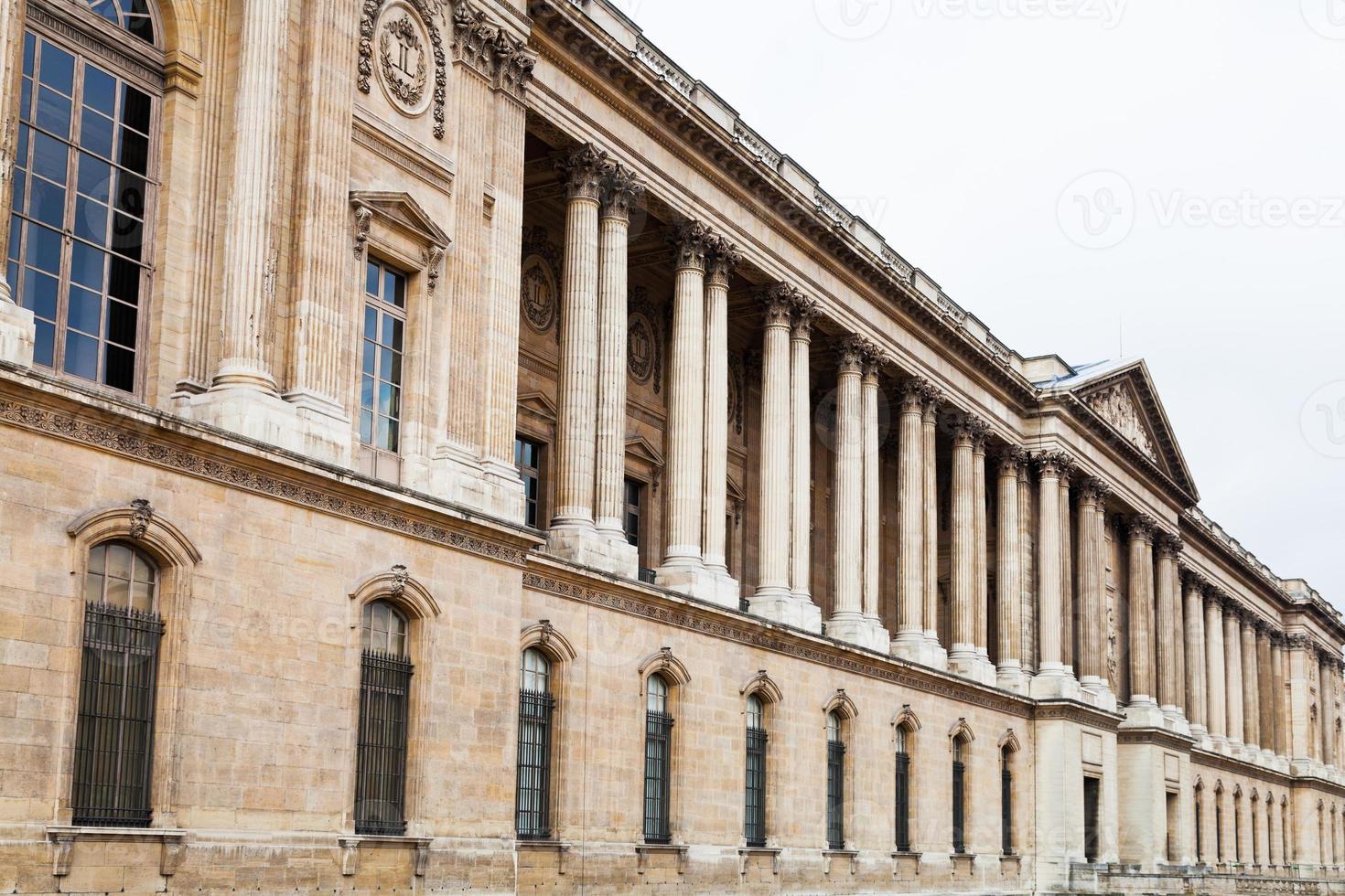 vista del palacio del louvre desde el muelle foto