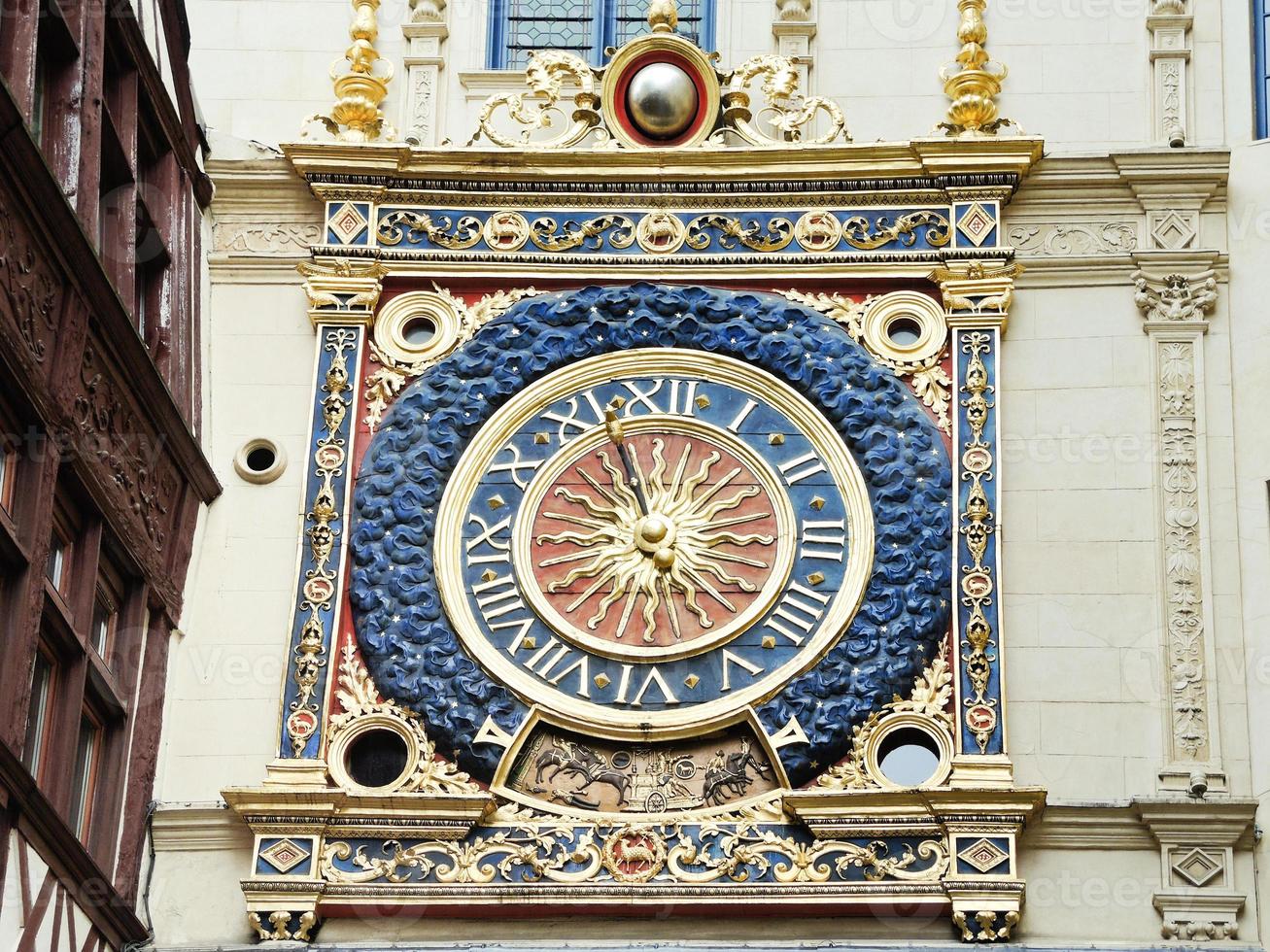 reloj renacentista en la rue du gros horloge, rouen foto